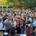 Dve političke opcije, jedan trg: Predizborna kampanja u centru Subotice