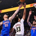Jokić odmah na startu NBA lige dobio loše vesti, važan igrač Denvera se povredio i morao da napusti teren