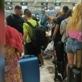 Drama srpskih turista na Kipru, let im pomeren za 30 sati, ljudi spavaju na plaži