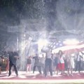 Vjosa Osmani đuska na kiši uz Majli Sajrus: Ovako je u Prištini obeležen Dan nezavisnosti SAD: I ambasador plesao, svi…