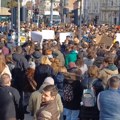 „No pasaran!“: Advokati podržali mlađe kolege, pridružili im se na protestu ispred Pravnog fakulteta