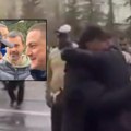 Ružić i rektor Đokić u zagrljaju! Pogledajte kako su se sreli i pozdravili na protestu (video)