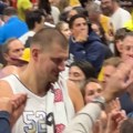 VIDEO Ovo niste mogli da vidite u prenosu: Jokiću skandirali, pogledajte kako je reagovao