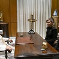 (Foto) neobičan dar Zelenskog papi: Poklonio ikonu oslikanu na komadu sanduka artiljerijskog naoružanja