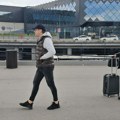 Rendž rover ga čeka na aerodromu: Aco Pejović se krije od pogleda znatiželjnih ispod kačketa i naočara za sunce, a tek da…