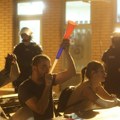 Kraljevo: Kordon policije razdvaja građane i simpatizere SNS-a ispred prostorija stranke