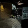 Njena upornost digla je celu Srbiju na noge Baka iz Novog Sada sedi po hladnoći i prodaje cveće – viralni snimak oduševio sve…