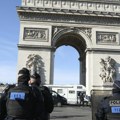 Узнемирујуће: Кренуо ножем на жандарме, извукли пиштоље, одјекују сирене: Снимак ужаса код Тријумфалне капије