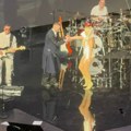 (Video) Maja Berović u halterima Suknja jedva prekrila obline: Pevač je dočekao na bini na koncertu, a tek kad vidite reakciju…