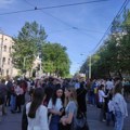 Automobilom udario čoveka od 90 godina ispred Pravnog fakulteta, drugi vozač udario studenta šipkom: Građani se okupljaju na…