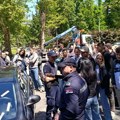 Policija i Hitna ispred Pravnog: Automobilom udario čoveka od skoro 90 godina tokom 16 minuta tišine (VIDEO)