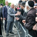 Hit na kraljevskoj turneji: Galeb "gađao" Čarlsa, njegova reakcija iznenadila sve FOTO