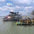 (Foto, video) Od 6 splavova ostala samo metalna konstrukcija: Prve slike stravičnog požara na Adi, vatrogasci u poslednji čas…