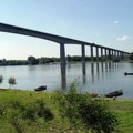 Запалио се аутобус на Мосту код Бешке, саобраћај отежан