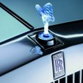 U problemima je firma koja proizvodi mehanizam za uvlačenje figurice Spirit of Ecstasy za Rolls-Royce
