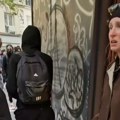 (Video) "Stanite, zašto ovo radite?!" Očajna žena pokušava da zaustavi demonstrante da zapale i opljačkaju supermarket u…