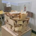 Incident u Leskovcu: Polomljena glasačka kutija, intervenisali policija i Hitna pomoć