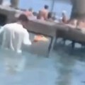 "Sramota, nije smešno!" Snimak konobara u Grčkoj razbesneo turiste: Šta sve moraju da rade za novac (video)