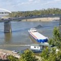 Teretna barža udarila U stub mosta Ozbiljan incident u Novom Sadu, policija zatvorila saobraćaj (video)