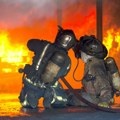 Požar u Nišu: Vatra izbila u magacinu firme, na terenu 24 vatrogasca FOTO
