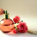Kako pravilno koristiti parfem? Miris će trajati celog dana, a nećete gušiti ljude u okruženju