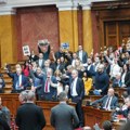 Skupštinski dnevnik uvreda: U novi saziv na ivici incidenta - dve poruke sa konstitutivne sednice parlamenta