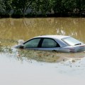 Proglašena vanredna situacija; Sve je pod vodom: Izlila se reka, kuće poplavljene VIDEO