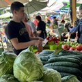 Mladi poljoprivrednik rešio da besplatno podeli kupus i krastavac na Zelenoj pijaci u Leskovcu