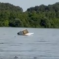 Zamrzivač sandučar pliva Dunavom Šok snimak zabeležen kod Starih Banovaca (video)