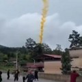 (Video) Pali ostaci kineske rakete! Ljudi panično bežali, čula se jaka eksplozija!
