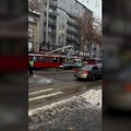 Drvo palo na tramvaj na Slaviji, novi zastoj! Sneg i dalje nemilosrdan: Na licu mesta i policija (video)