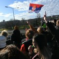 Fotografija policajca i studenta sa Autokomande o kojoj priča cela Srbija: „To treba da bude normalna Srbija“