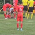 Umalo tragedija na utakmici u Srbiji: Fudbaler nepomično ležao na terenu, saigrači mu spasili život!