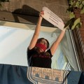 FOTO i VIDEO: Posle blokade kružnog toka Novosađani posetili Mariju Vasić, dočekala ih na terasi