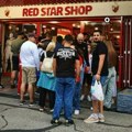 Kurir na licu mesta: Opšta pomama za dresom sa brojem 89! Delije formirale 'zmiju' i stpljivo čekaju da uđu u prodavnicu