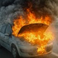 Gori automobil na auto-putu kod Leskovca