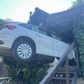 Nesvakidašnja saobraćajna nesreća kod Čačka: Autom uletom u vikendicu na obali Morave (Foto)