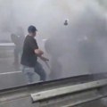 Haos na protestima u Hagu! Nasilje na desničarskim demonstracijama: Građani zapalili policijski automobil (video, foto)