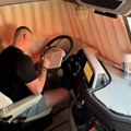 Pogledajte gde spava ovaj vozač kamiona: Za nekoliko sekundi njegova kabina se pretvara mali raj za odmor!
