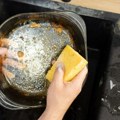 Zapečene mrlje s vatrostalnog posuđa nestaju kao od šale uz ovaj jednostavan trik