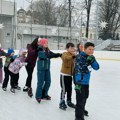 Božićna škola klizanja: Najmlađi Piroćanci rado uče prve korake na ledu