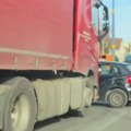 Šleper udario u automobil kod Šest topola [video]