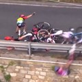 Užas na čuvenoj trci u Italiji: Biciklistkinja preletela preko ograde, ostala nepomično da leži