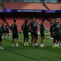 Haos ispred hotela u Londonu! Navijači Arsenala priredili pakao fudbalerima Atletika: Usred noći vatrometom budili igrače!