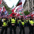 (Foto) Privedeno više desetina učesnika dva odvojena protesta u Londonu, bilo raspoređeno više od 4.000 policajaca