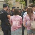 "To su huligani, to nisu ljudi, devojčicu od 15 godina...": Poslednji dan škole maturanti Šeste proveli ispred policije