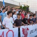 Građani, profesori i učenici Jovine gimnazije u protestnoj šetnji Novim Sadom zbog dešavanja u toj školi
