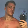 Pavle Mensur se skinuo i pokazao tetovaže. Zaveo 11 godina stariju Jelisavetu Orašanin i pustio brkove: Skroz promenio imidž…