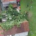 (Foto) Nevreme u zapadnoj Srbiji: Palo drvo na kuću u Guči, kiša u Arilju