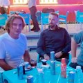 Željko Mitrović u opuštenom izdanju: Poznati se okupili na festivalu: Milica Milša puca od ponosa zbog mladog kolege (Video)…